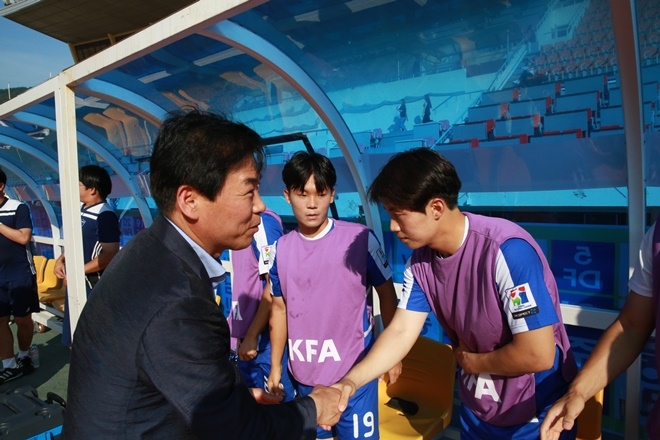 정정복 부산시축구협회장이 선수들을 격려하고 있다.
