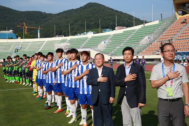 국민의례를 하고 있다.(사진제공=부산시축구협회)