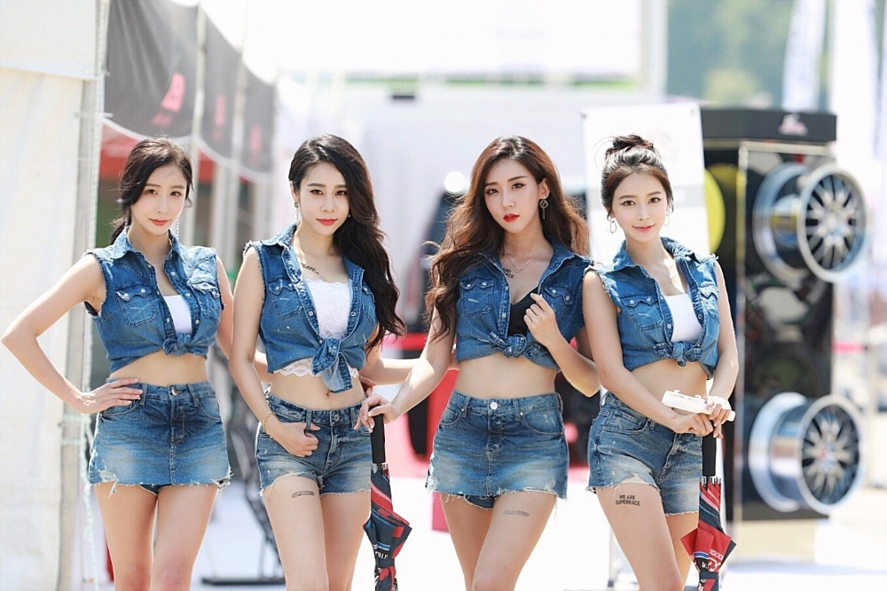 버커루, CJ대한통운 슈퍼레이스 레이싱걸 포토타임 진행