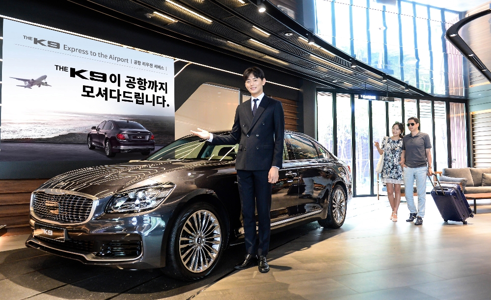 THE K9 공항 리무진 서비스를 담당하는 전문 도슨트와 여행객들의 모습.(사진=기아자동차)