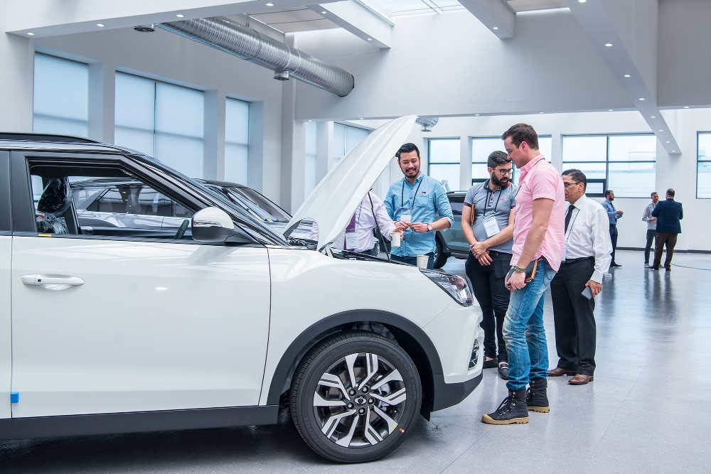 호주 기자단이 지난 25일 쌍용자동차 디자인센터를 방문해 전시된 차량들을 둘러보고 있다.(사진=쌍용자동차)