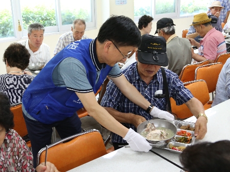주택금융공사 이정환 사장이 어르신들께 삼계탕을 대접하고 있다. (사진=주택금융공사)