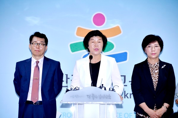 노옥희 울산교육감(가운데).(사진제공=울산시교육청)