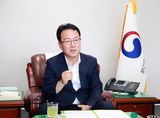 양승권 부산본부세관장이 인터뷰에 응하고 있다.