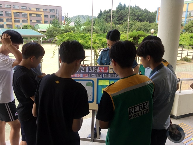 학생들을 상대로 '우리동네 비행핫플' 설문조사를 하고 있다.(사진제공=창원서부경찰서)