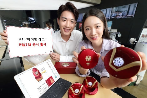 KT 모델들이 아이언맨 콘셉트의 신규 LTE 에그 ‘아이언 에그’를 소개하고 있다. (사진=KT)