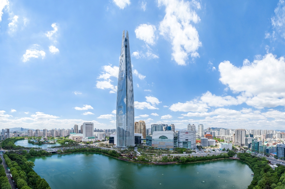 ▲ 롯데월드타워는 현재 에너지 사용량 중 15%를 친환경 발전으로 자체 생산하고 있다. (사진=롯데)