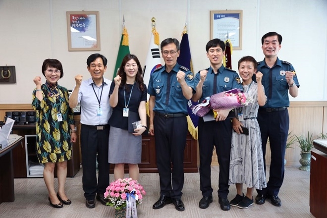 정명시 부산기장경찰서장이 감사장과 표창장을 수여하고 기념촬영을 하고 있다. (사진제공=부산지방경찰청)