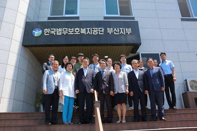황철규 부산고검장(앞줄 왼쪽세번째)이 법무공단부산지부를 방문하고 기념촬영을 하고 있다. (사진제공=한국법무보호복지공단 부산지부)