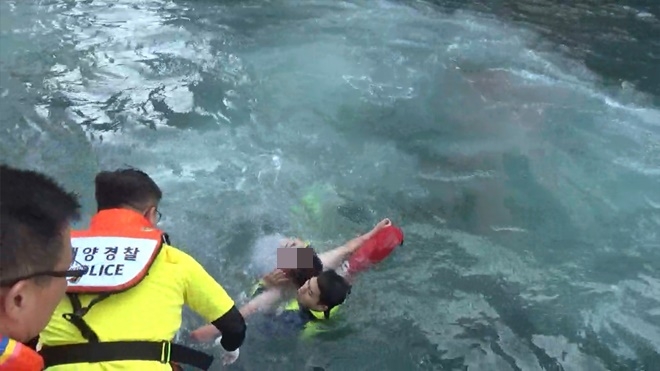 익수자를 구조하고 있다. (사진제공=부산해양경찰서)