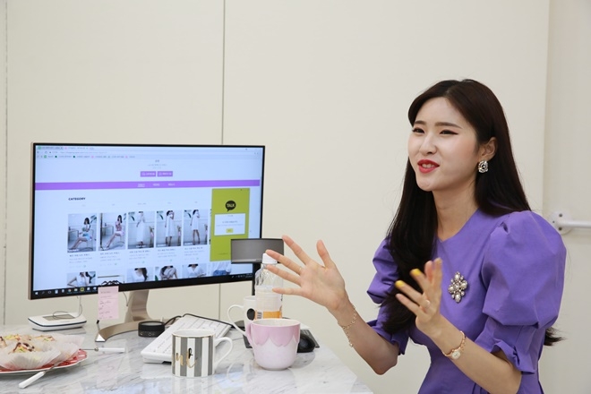 자신이 선택하는 옷에 대해 설명하고 있는 김다정 대표.