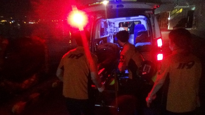 응급환자를 119구급차량으로 옮기고 있다.(사진제공=부산해양경찰서)