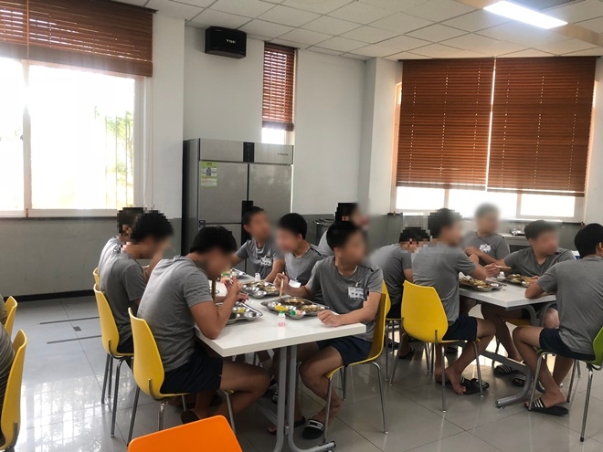 사랑의 짜장면 나누기 행사를 갖고 있다.(사진제공=서울소년원)