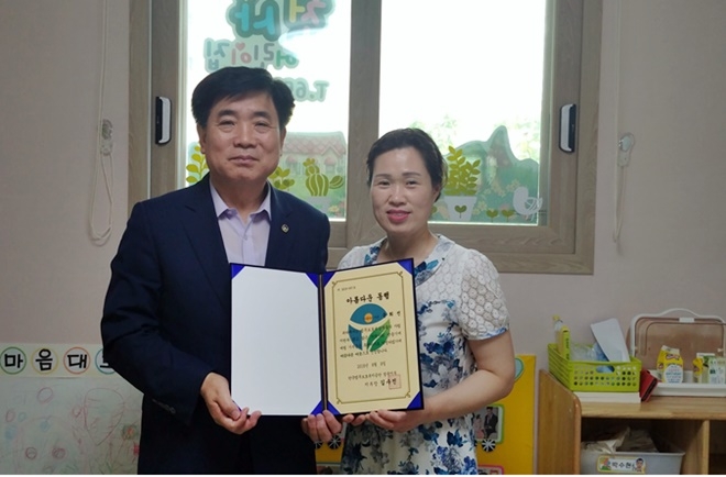 김수진 지부장(사진왼쪽)이 윤희선 원장을 아름다운 동행 제7호 후원인으로 선정하고 기념촬영을 하고 있다. (사진제공=한국법무보호복지공단경북지부)