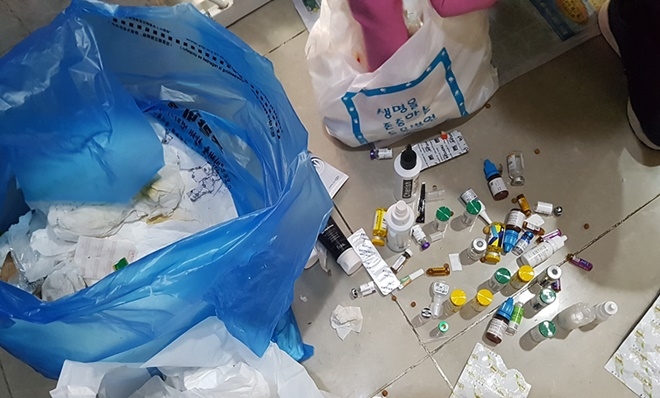 생활폐기물 종량제봉투에 일반 의료폐기물을 불법 배출.(사진제공=울산시)