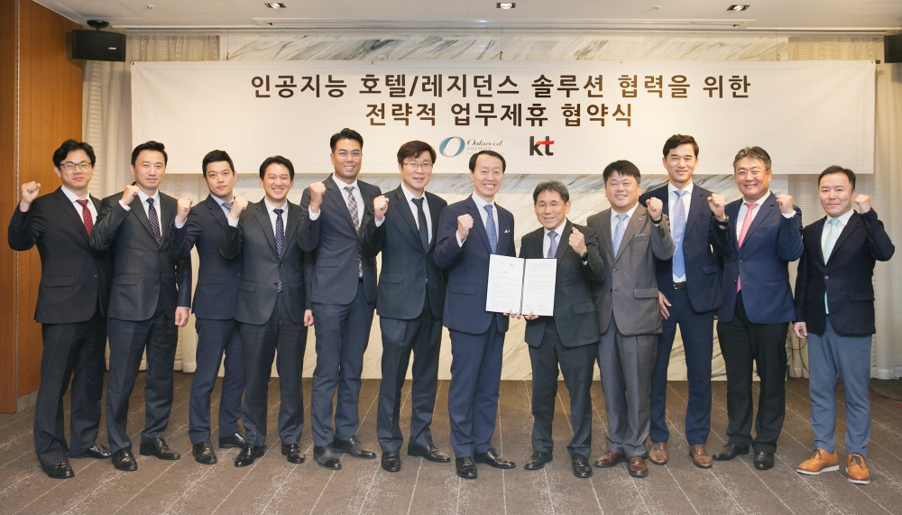 KT 마케팅부문장 이필재(오른쪽 5번째) 부사장, 오크우드 프리미어 코엑스센터 심영철(오른쪽 6번째) 총지배인 등 양사 관계자들이 기념촬영을 하고 있다. (사진= KT)