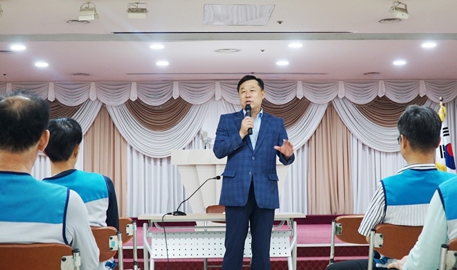 김종훈 국회의원이 동서울우편집중국을 방문해 물류지원단 차량번호판 문제해결 등 처우개선 노력을 약속하고 있다.(사진제공=김종훈의원실)