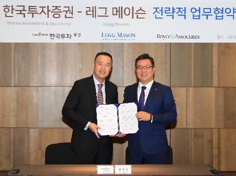 왼쪽부터 레니 림(Lennie Lim) 레그메이슨(Legg Mason) 아시아 대표(Regional Head, Asia)와 정일문 한국투자증권 개인고객그룹장이 기념촬영을 하고 있다. (사진=한국투자증권)