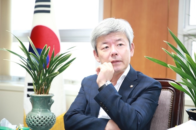 취재진의 질문을 경청하고 있는 이채문 회장.