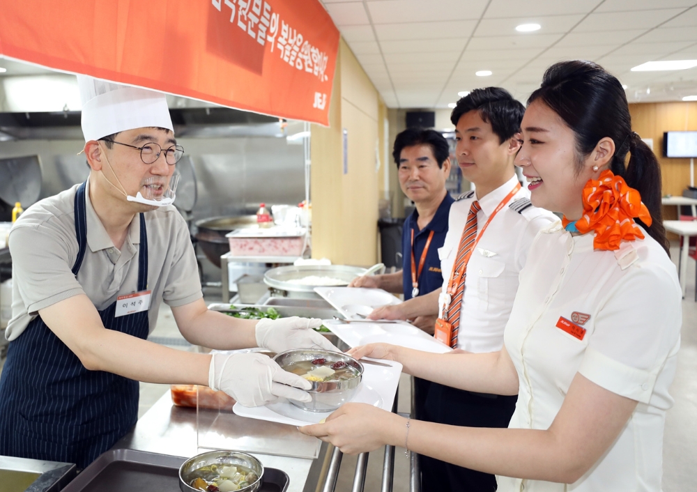 16일 제주항공 이석주사장이 말복을 맞아 제주항공 직원식당에서 임직원들에게 전복갈비탕을 배식하고 있다. (사진=제주항공)