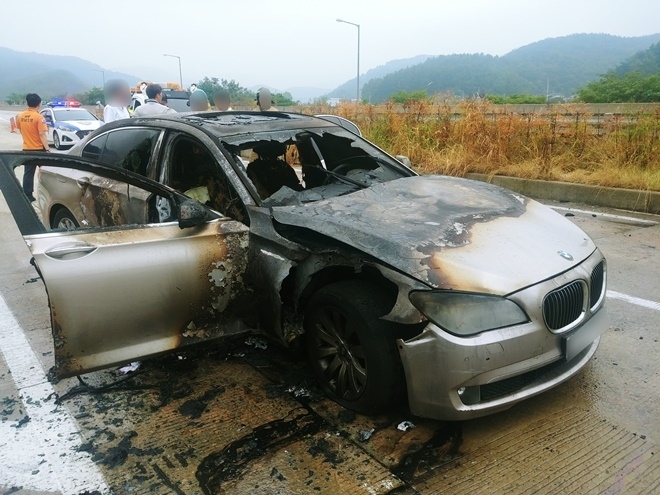 남해고속도로 부산방면서 BMW차량 화재로 전소.(사진=경남지방경찰청)