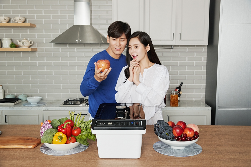 팩토리얼 ‘이지더블유’, 추자현-우효광 ‘추우커플’ 화보 공개