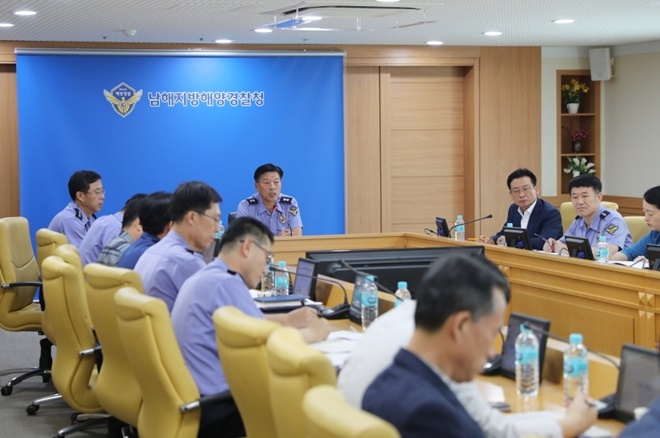 김홍희 남해해경청장이 제19호 태풍‘솔릭’북상에 대비해 21일 오후 4시 상황판단회의를 열고 있다.(사진제공=남해지방해양경찰청)