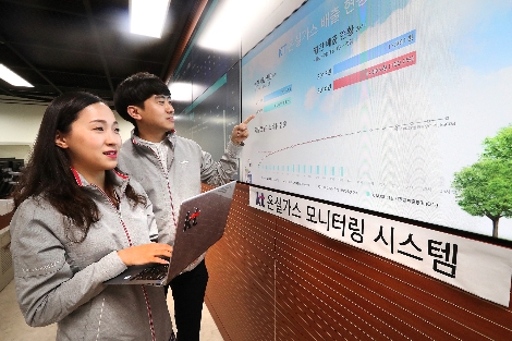 과천에 위치한 KT INS운용센터에서 직원들이 온실가스 모니터링 시스템을 이용해 실시간 온실가스 배출현황을 모니터링 하는 모습. (사진=KT)
