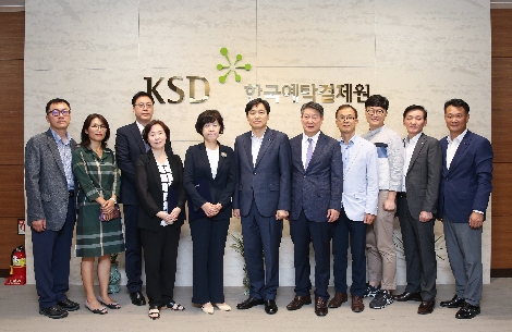 왼쪽부터 부산테크노파크 유승엽 실장, 부산광역시 조진숙 팀장, 패스앤트립 박재홍 대표, 엘큐어 박은주 대표, 에코마인 문외숙 대표, 한국예탁결제원 이병래 사장, 프라임오토 여성구 대표, 프라임오토 노갑문 부사장, 씨티엔에스 권기정 대표, 한국예탁결제원 장치종 본부장, 한국예탁결제원 강구현 부장. (사진=예탁결제원)