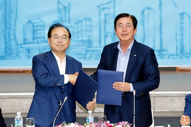 오거돈 부산시장(사진왼쪽)과 허용도 부산상의회장이 ‘부산 1만명+ 일자리 창출 프로젝트’를 위한 공동선언문에 서명하고 기념촬영을 하고 있다.(사진제공=부산상공회의소)