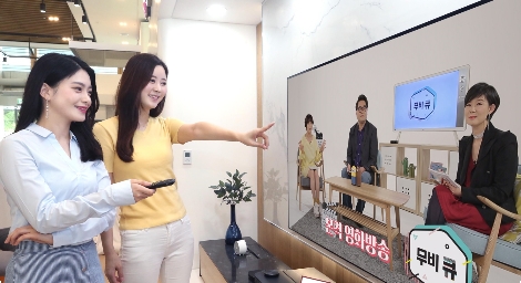 LG유플러스 모델들이 ‘U+tv’를 시청하고 있다. (사진=LG유플러스)