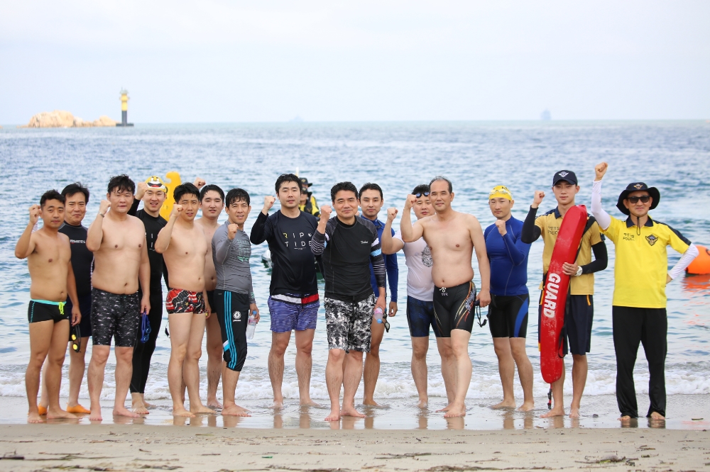 하태영 서장이 (중앙)수영을 끝내고 직원들과 파이팅을 외치고 있다.(사진제공=울산해양경찰서)
