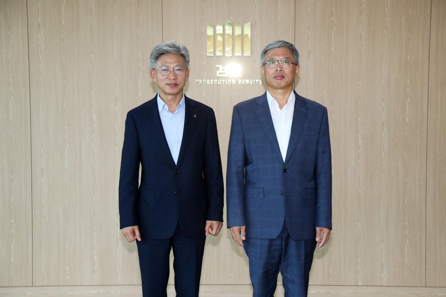 송인택 울산지검장과 기념촬영하는 송병기 경제부시장.