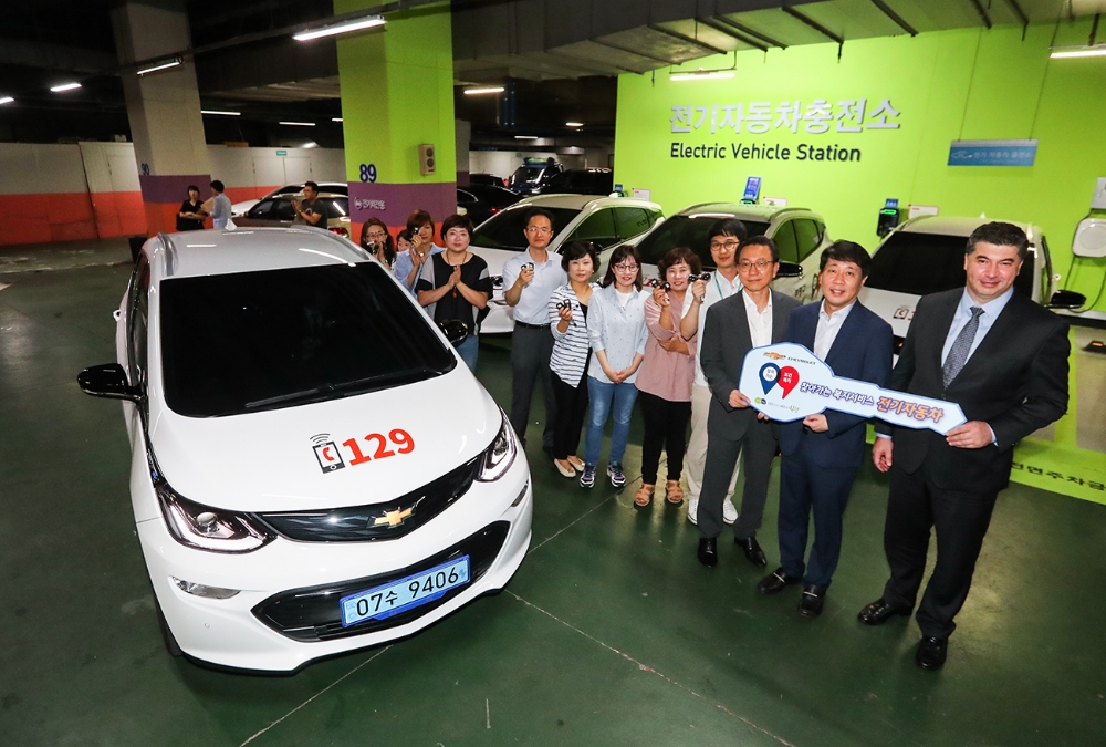 한국지엠이 29일 인천시 부평구청에 쉐보레 볼트EV(Bolt EV) 9대를 사회복지 업무용 차량으로 출고하고 기념식을 가졌다.(사진=한국지엠)