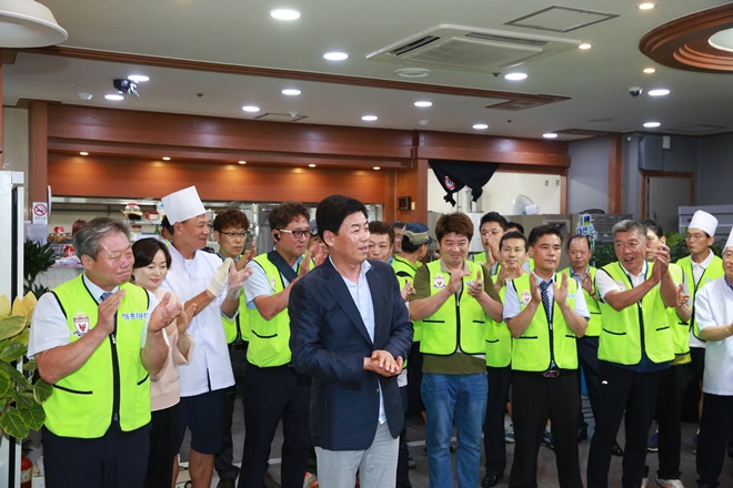 정정복 부산시축구협회장이 격려차 방문해 인사말을 하고 있다.