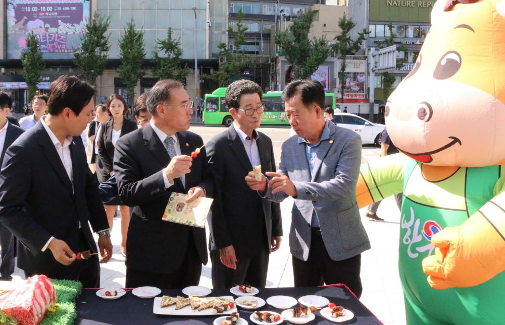‘2018 농림축산식품 일자리박람회’에서 이개호 농림축산식품부장관이 한우 시식코너를 방문. 한우로 만든 요리를 맛보고 있다. (왼쪽 두번째부터 이개호 농림축산식품부장관, 이목희 일자리위원회 부위원장, 민경천 한우자조금관리위원장)