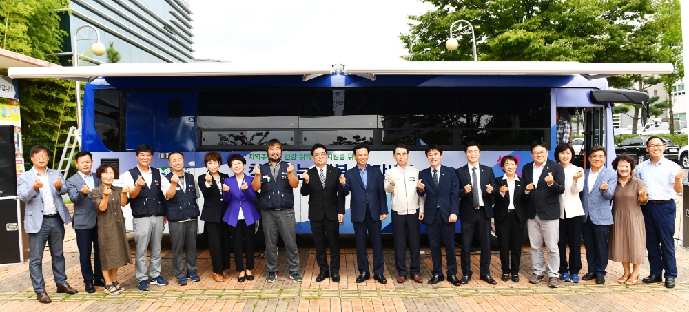 찾아가는 건강버스를 울산 북구보건소에 전달하고 기념촬영. (사진제공=현대자동차울산공장)