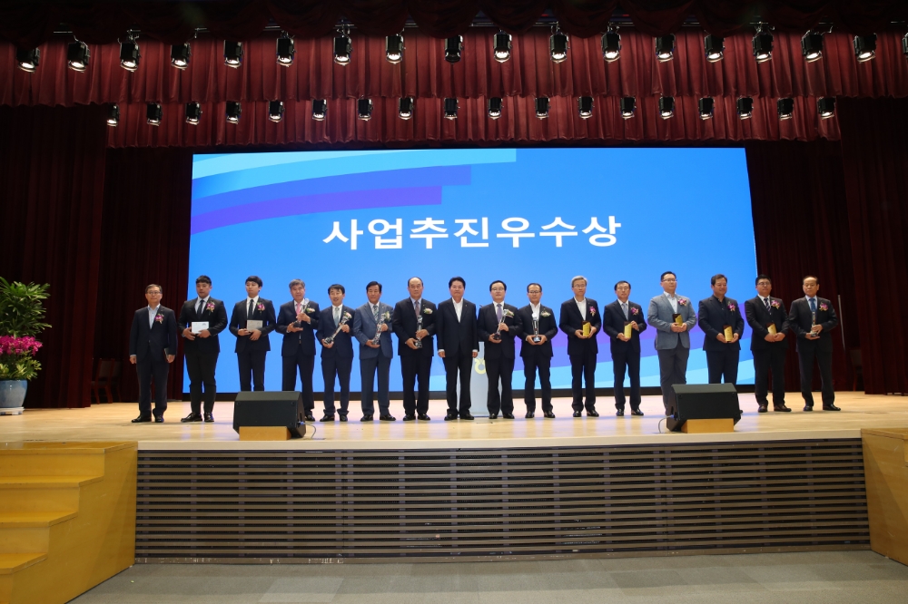 9월 3일 중앙농협 대출금 1조원 달성 시상식. (왼쪽8번째 김병원 농협중앙회장 9번째 이상문 중앙농협 조합장). (사진제공=울산농협본부)