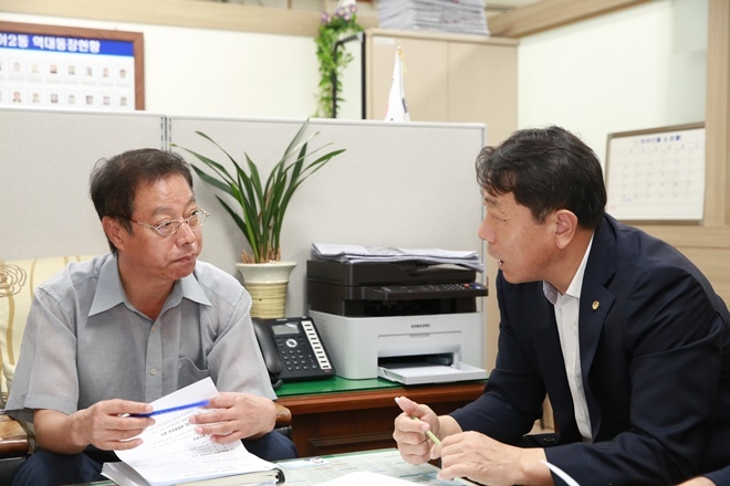 조영진 당협위원장이 가야2동에서 현안사항을 청취하고 있다.