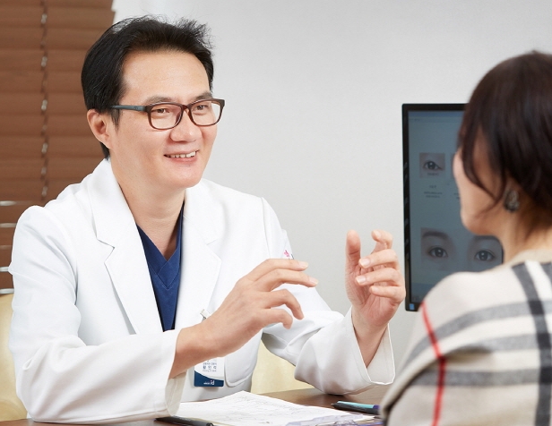 (사진=성형외과 전문의 황인석 원장)