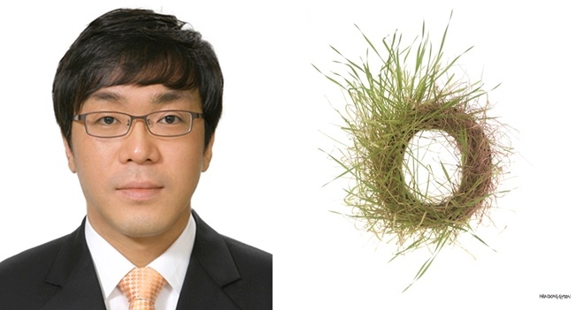 한동균 교수와 작품.(사진제공=대구대학교)