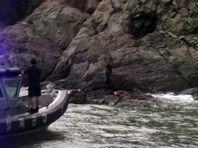 갯바위에 고립된 낚시객을 구조하고 있다. (사진제공=부산해양경찰서)