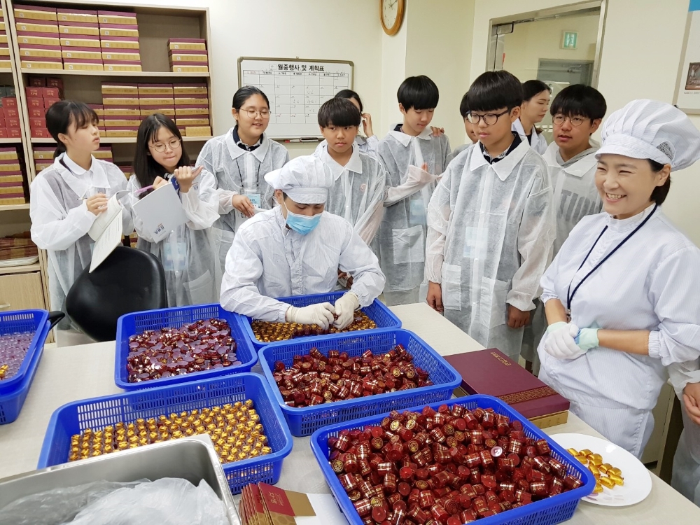 위례한빛중학교 학생들이 자생 성남원외탕전원을 방문해 한약 조제과정을 견학하고 있다. (사진=자생한방병원)