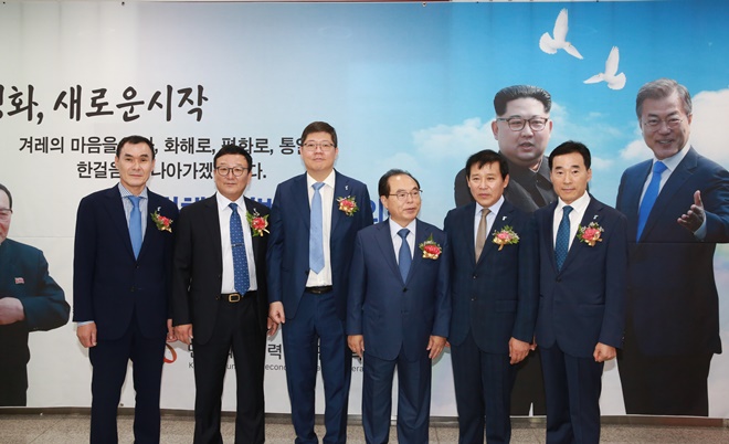 오거돈 부산시장, 김홍걸 대표상임의장, 양유성 공동본부장 등이 식전에 기념촬영을 하고 있다.