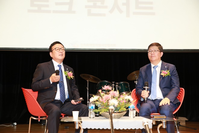 유창열 시민의 날개 집행위원장이 김홍걸 민화협 대표상임의장과 토크콘서트를 진행하고 있다.