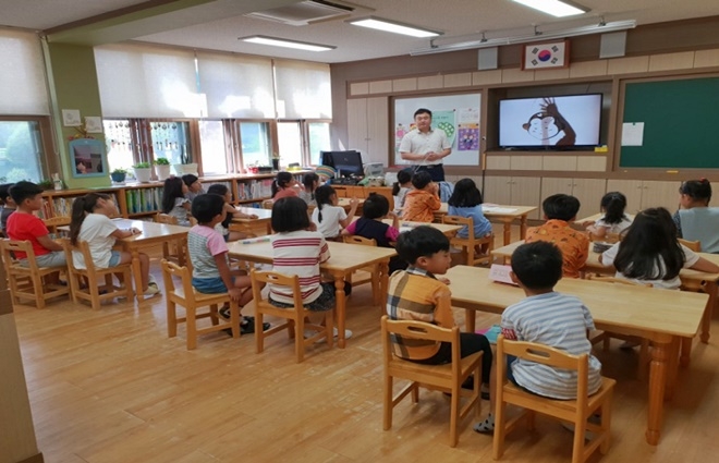 창녕고암초등학교 학생들을 상대로 학교폭력 및 아동학대 예방 법 교육을 하고 있다. (사진제공=밀양준법지원센터)