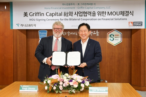 이진국 하나금융투자 대표이사(오른쪽)과 캐빈 쉴즈 그리핀 캐피탈 CEO(왼쪽)이 업무협약을 기념해 사진촬영을 하고 있다. (사진=하나금융투자)