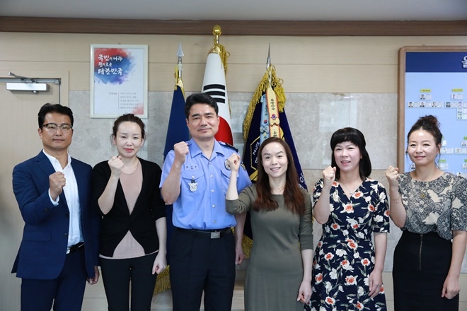 하태영 서장(사진왼쪽 세번째)과 수장자들이 기념촬영을 하고 있다.(좌측 부터 최영만, 박미애, 하태영 서장, 황남옥, 박영숙, 한성주 주무관).(사진제공=울산해양경찰서)