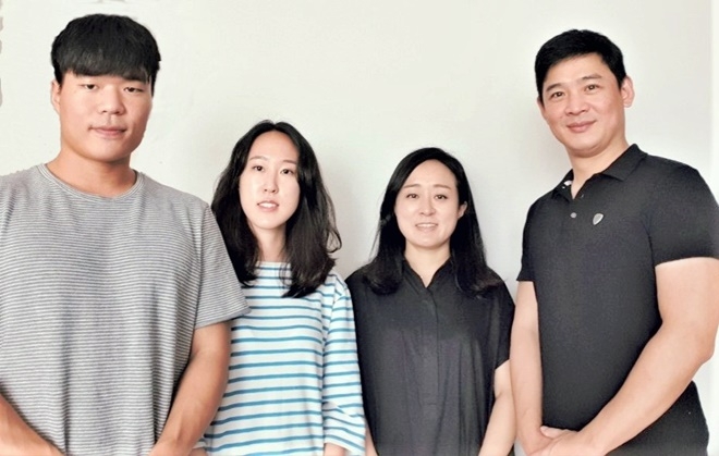 (사진 왼쪽부터) 한광모, 한경원, 한지원, 류일서(사위)씨.(사진제고=경남사랑의열매)