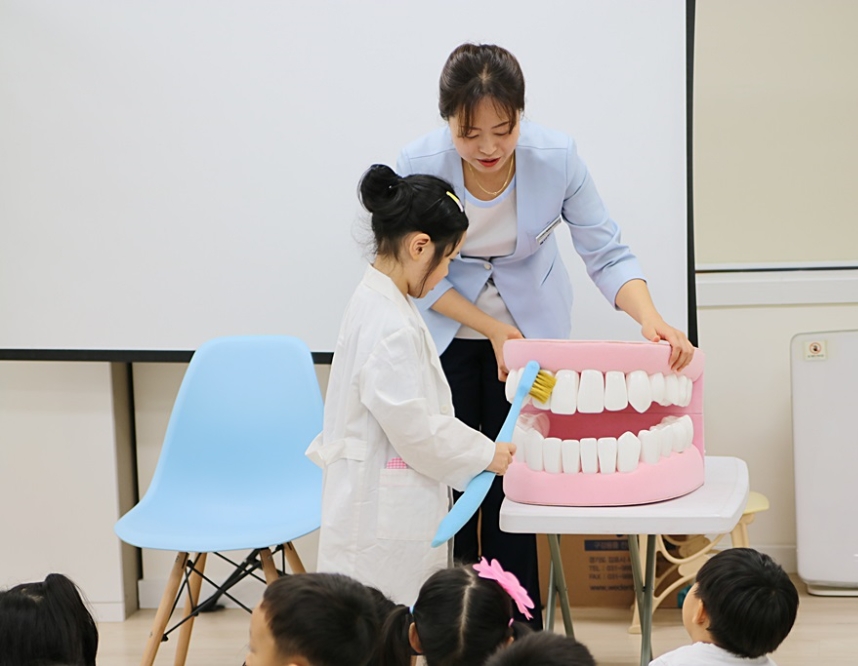 지난 4일 빛고운유치원에서 파주유디치과의원 최현주 치위생사가 구강모형을 이용해 올바른 칫솔질 교육을 진행하고 있다. (사진=유디치과)